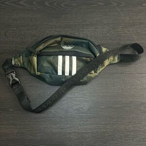 Adidas camo fanny pack, never worn before in great condition